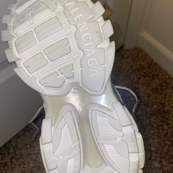 Sneaker
• Mesh and nylon
• Track embossed at the back of the heel - Picture 1 of 3